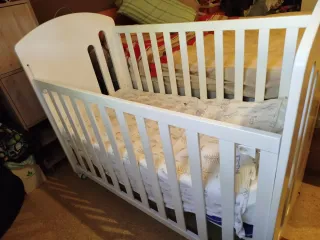 Cuna blanca para bebé