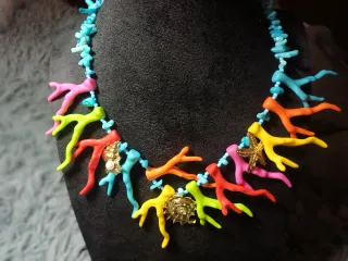 Collana corallo colorato con ciondoli oro