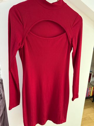 Vestido rojo con abertura frontal