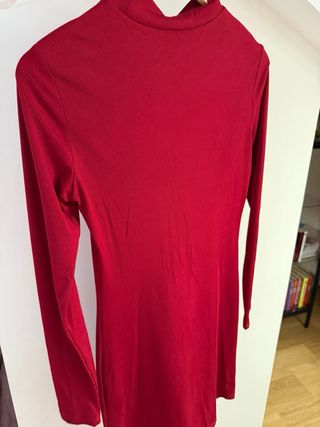 Vestido rojo con abertura frontal