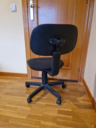 Silla de escritorio infantil negra con ruedas