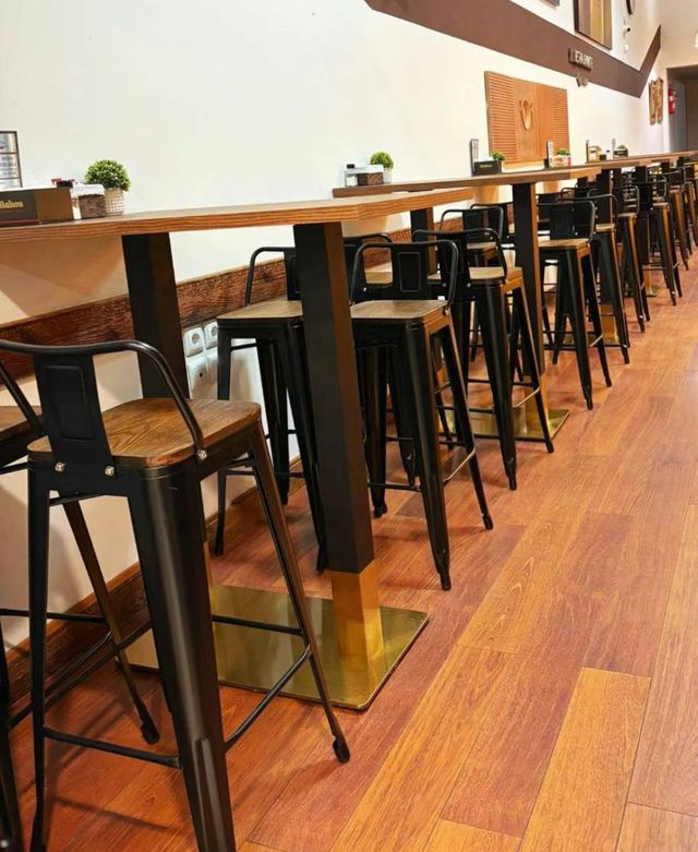 Sgabelli alti e tavoli per ristoranti