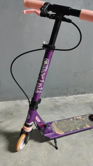 Patinete Morado con Ruedas Rosas