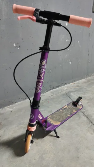 Patinete Morado con Ruedas Rosas