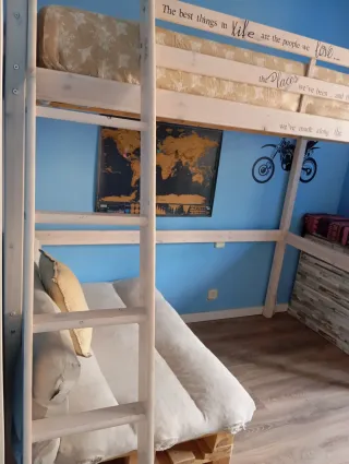 Cama alta de madera
