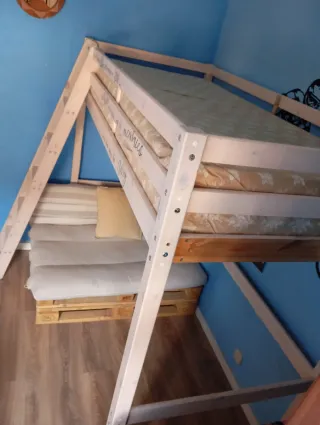 Cama alta de madera