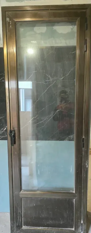 Puerta aluminio color dorado