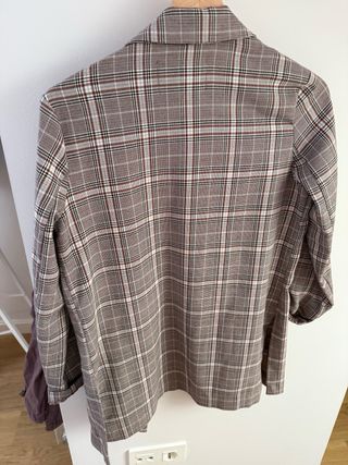 Chaqueta Stradivarius cuadros beige y marrón