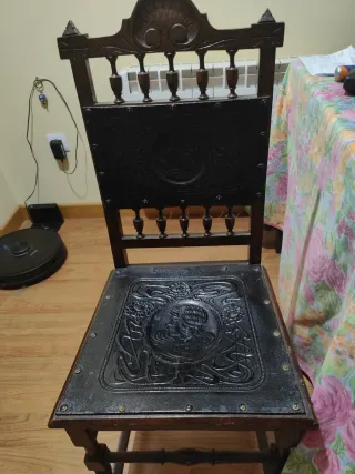 Sillas de madera y cuero con relieve