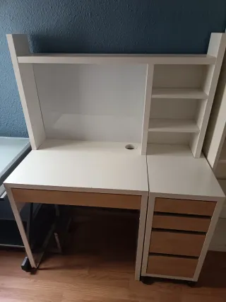 Escritorio blanco con cajonera de madera