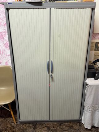 Escritorio de oficina 3 sillas y armario