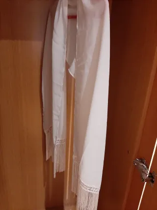 Chal blanco con flecos y encaje