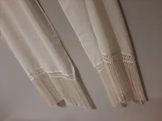 Chal blanco con flecos y encaje