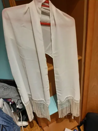 Chal blanco con flecos y encaje