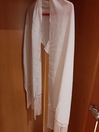 Chal blanco con flecos y encaje