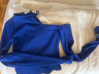 Top asimétrico azul eléctrico