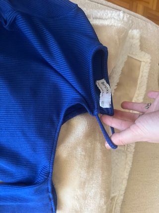 Top asimétrico azul eléctrico