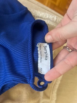 Top asimétrico azul eléctrico