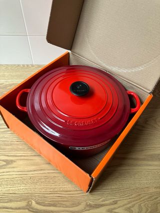 A ESTRENAR Cocotte Le Creuset 28cm color Cerise