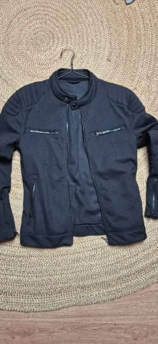 Cazadora negra con cremalleras bomber motera