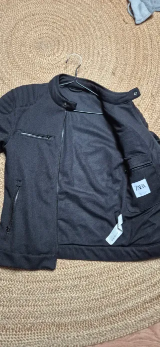 Cazadora negra con cremalleras bomber motera