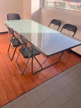 Tavolo in vetro e metallo