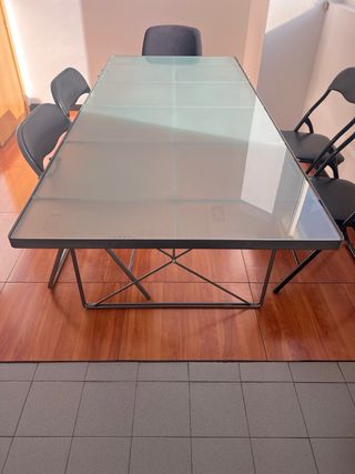 Tavolo in vetro e metallo
