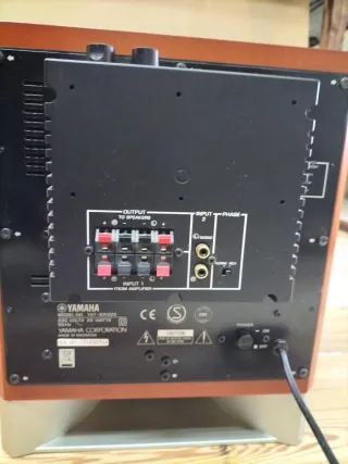 Subwoofer Marrón y Plateado