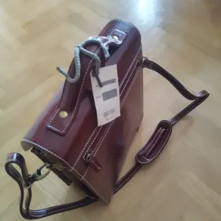 Maletín de piel nuevo con candado y llave