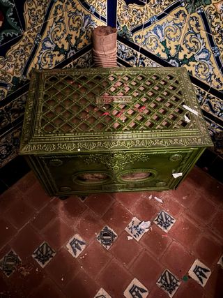 Estufa de porcelana antigua verde