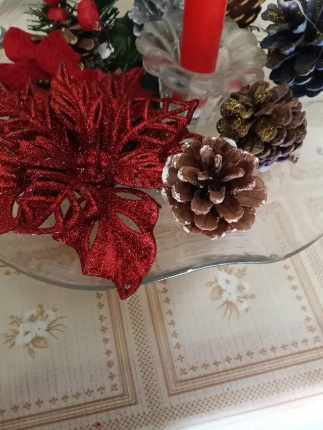 Centro de mesa navideño con velas y adornos