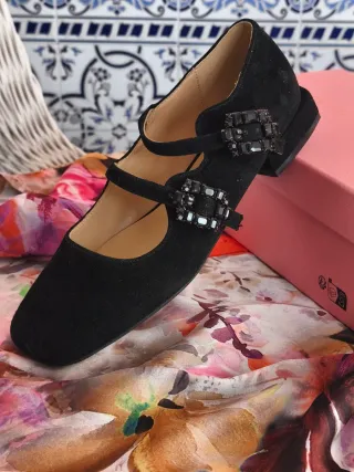 Zapatos de lujo negros con pedrería