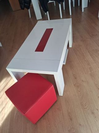 Mesa centro elevable blanca con detalles rojos