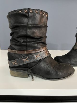 Botines negros y marrones con cordones