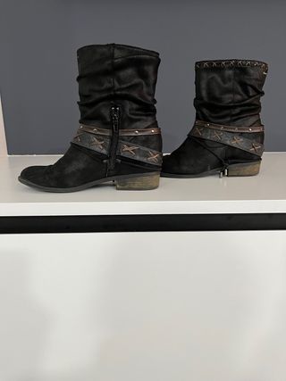 Botines negros y marrones con cordones