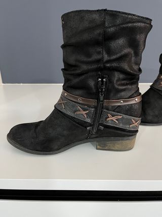 Botines negros y marrones con cordones