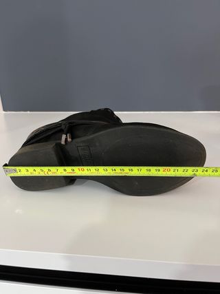 Botines negros y marrones con cordones