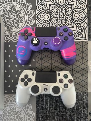 PS4 Slim Blanca + 11 Juegos + 2 Mandos