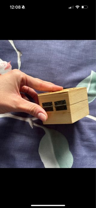 Joyero hexagonal de madera tallada