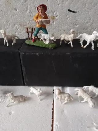 Pastore presepe con pecore