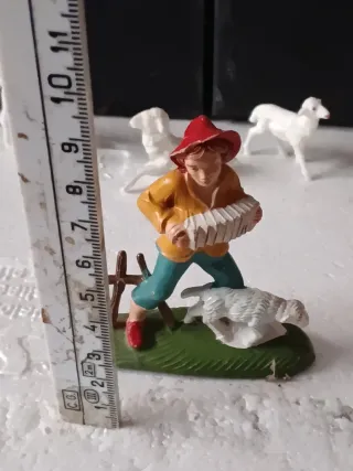 Pastore presepe con pecore