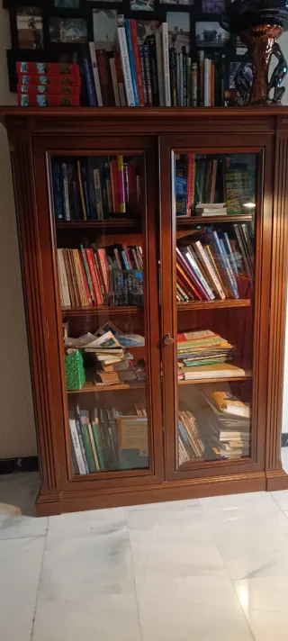 Ocasion! Librero de la marca  Genoveva en Nogal