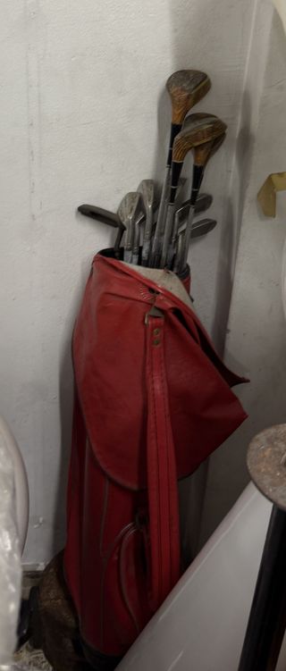 Palos de golf vintage en bolsa roja