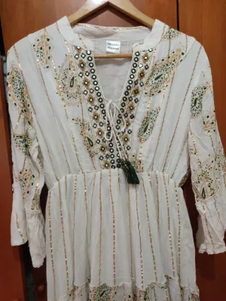 Vestido blanco con detalles dorados