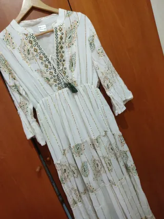 Vestido blanco con detalles dorados