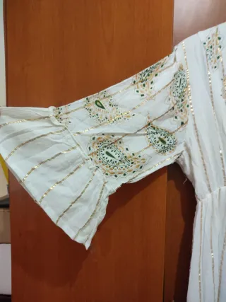 Vestido blanco con detalles dorados