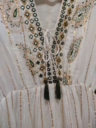 Vestido blanco con detalles dorados