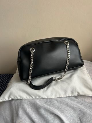 Bolso Bershka negro con cadena