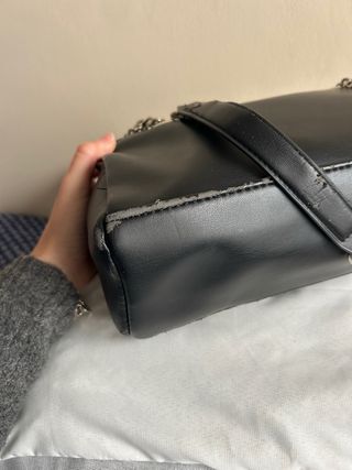 Bolso Bershka negro con cadena