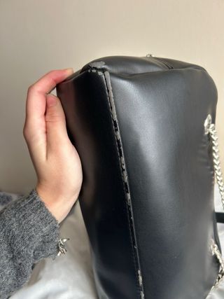 Bolso Bershka negro con cadena